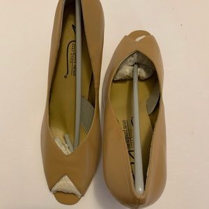 Leather tan ope toe pump with wood heel